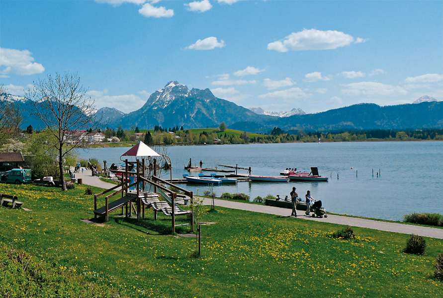 Hopfensee in Bayern: Seepromenade