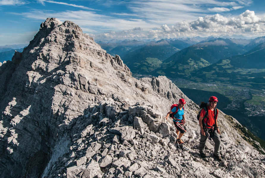 Karwendel: Bergsteiger bei der Überschreitung des Bettelwurfs