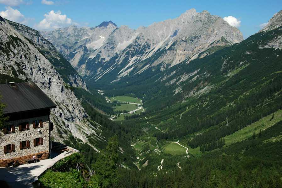 Von München nach Venedig: Das Karwendelhaus in Tirol