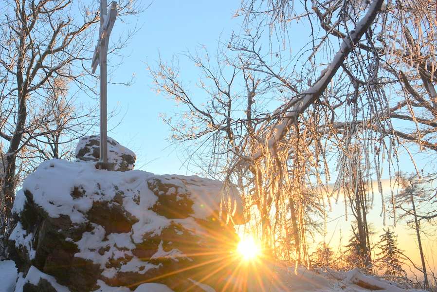  Sonnenaufgang beim Gipfelkreuz des Geschriebenstein