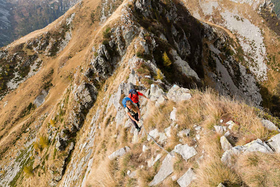 Teilweise führt der Weg über luftige Grate - schwierige Passagen sind mit Ketten gesichert.