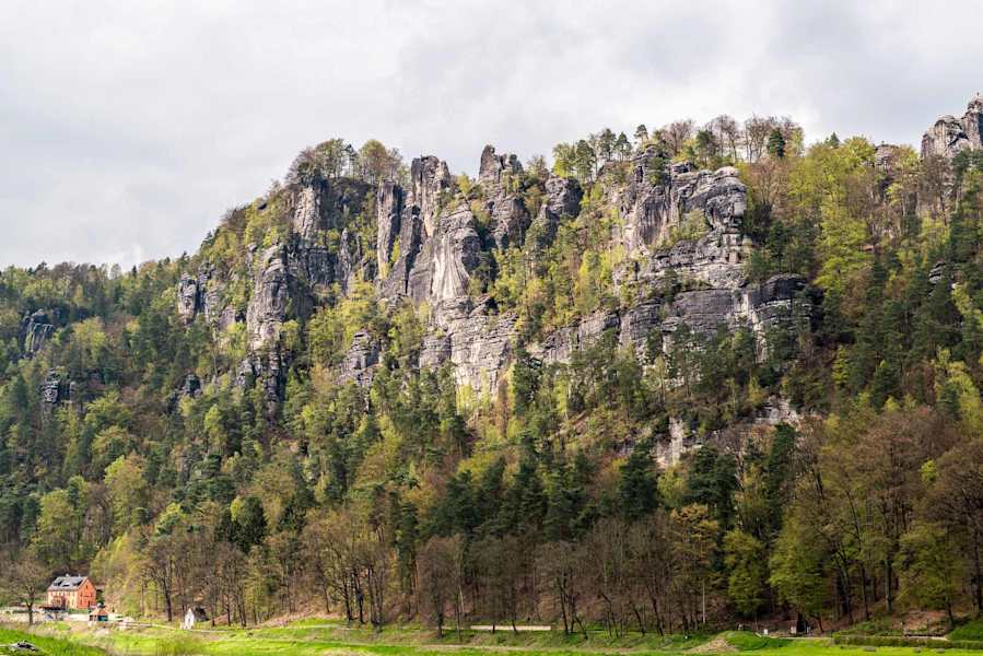 Das Elbsandsteingebirge bietet unzählige Kletterfelsen.