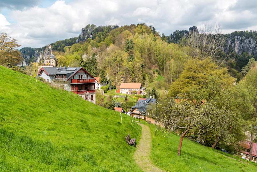 Wald und Wiesen wechseln sich mit schroffen Felswänden ab.