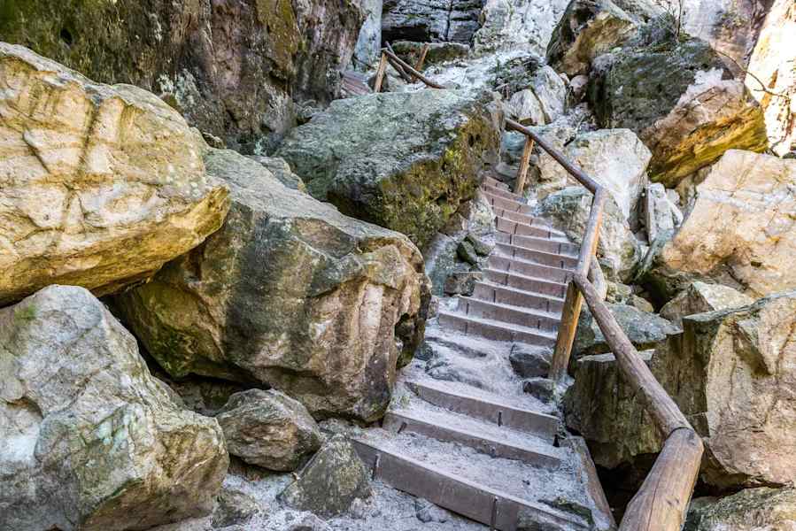 Durch enge Schluchten und über viele Treppen.