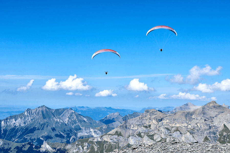 Blüemisalp von oben: Per Gleitschirm über dem Bergmassiv