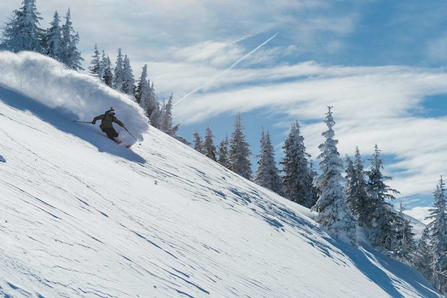 Feinster Pulver findet sich auch rund um den Schattberggipfel oberhalb von Saalach-Hinterglemm