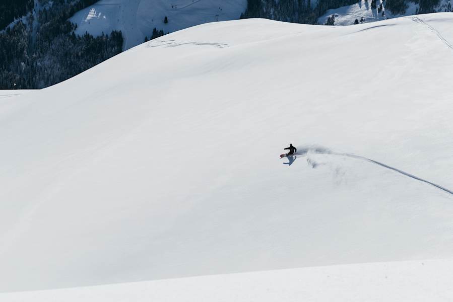 Clem Bergmann zieht erste Turns im Morgenlicht am Rabenköpfl-Ost