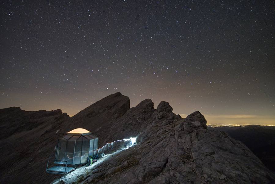 Strahlender Sternenhimmel über dem Poly-Biwak