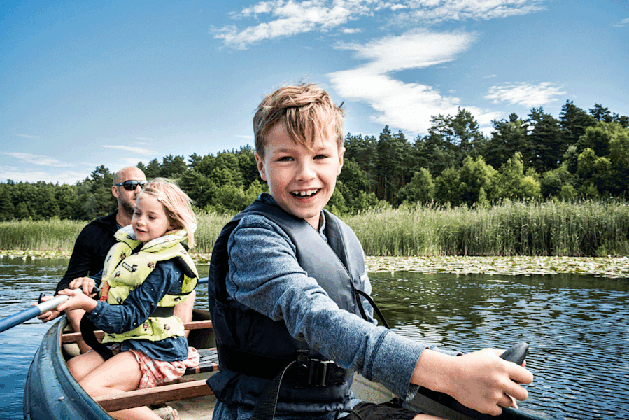 Hoch im Norden: Die Mecklenburgische Seenplatte bietet glückliche Tage am Wasser für die ganze Familie