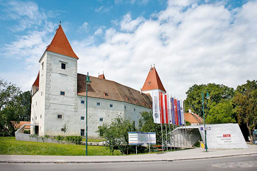 Im Schloss Orth befindet sich eines der beiden Nationalpark-Infozentren