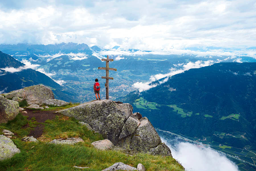 Am Orenknott – Blick über Meran zu den Sarntaler Alpen.