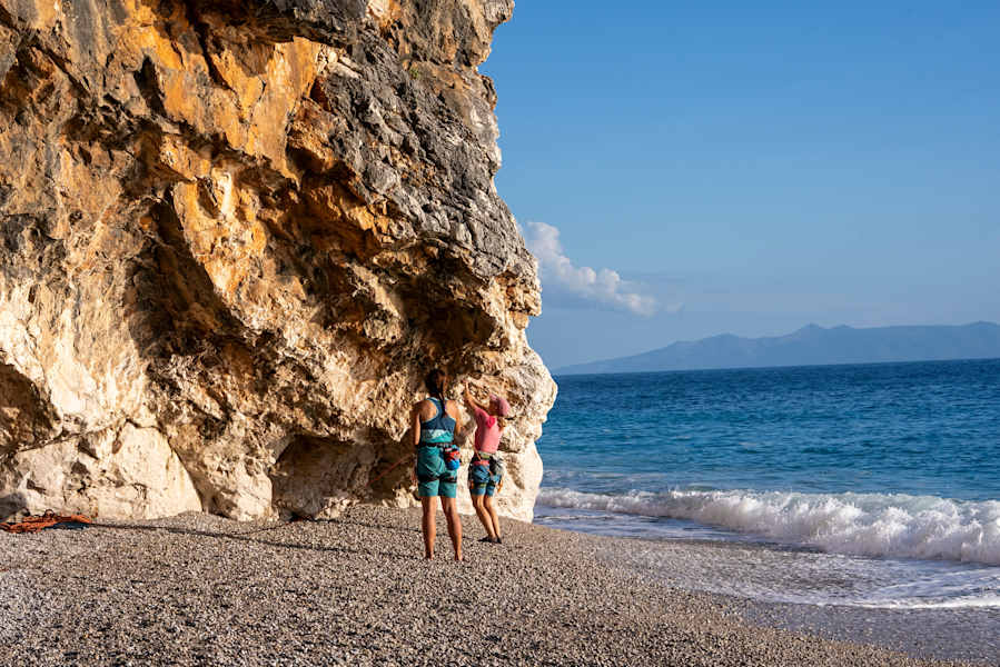 Tamara Lunger beim Klettern an einem albanischen Strand, im Hintergrund ist das Meer zu sehen