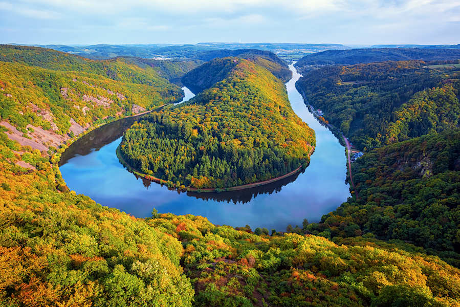 Der Fluss Saar wie er sich hufeisenförmig durch dicht bewaldetes Gebiet schlängelt