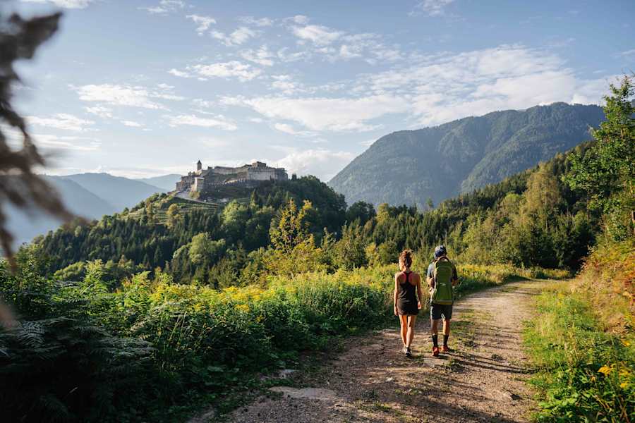Wandern zur Burgruine Landskron