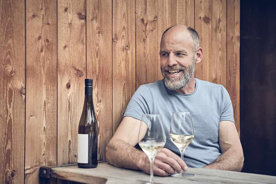 Winzer Paul Huber bei einem Glaserl seines eigenen Weins