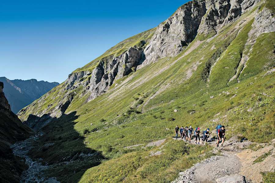 Nach dem Sperrbachtobel verläuft der Weg durch Alpgelände bis zur Kemptner Hütte.