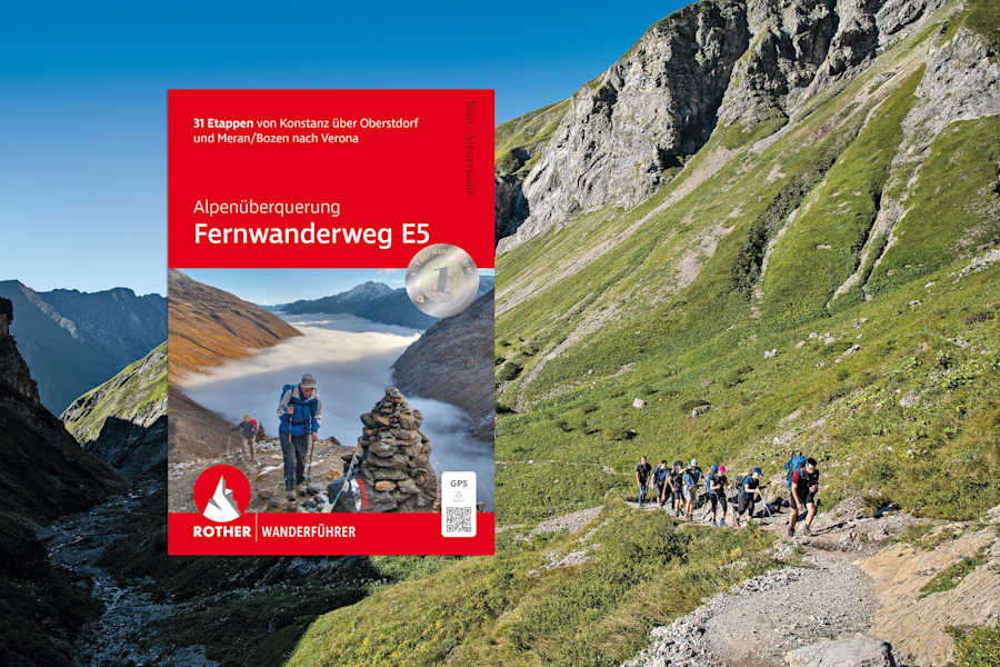 Der Rother Wanderführer „Alpenüberquerung Fernwanderweg E5“.