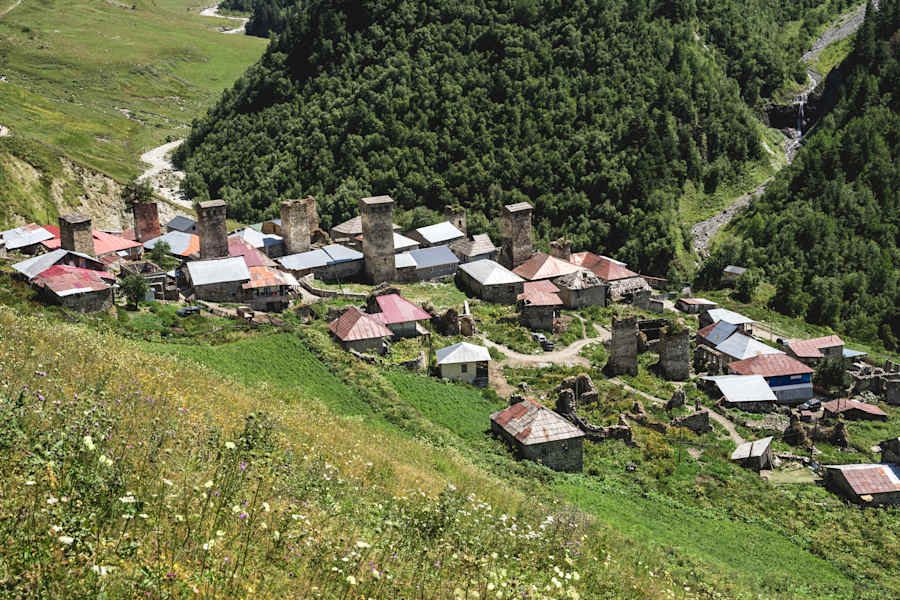 Angekommen in dem kleinen versteckten Bergdorf Adishi