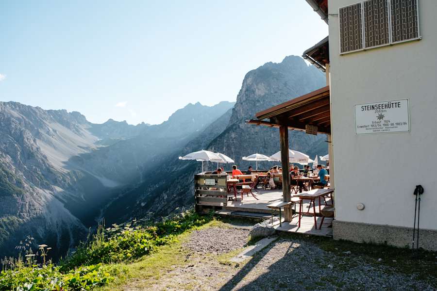 Die aussichtsreiche Terrasse der Steinseehütte ist sehr beliebt