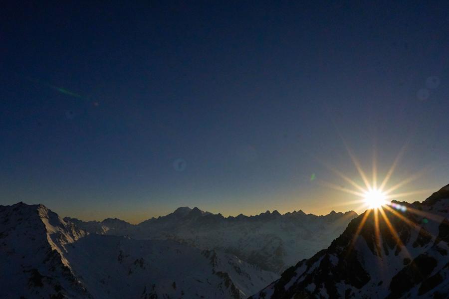 Südwand des Combin de Valsorey: Sonnenaufgang in den Walliser Alpen