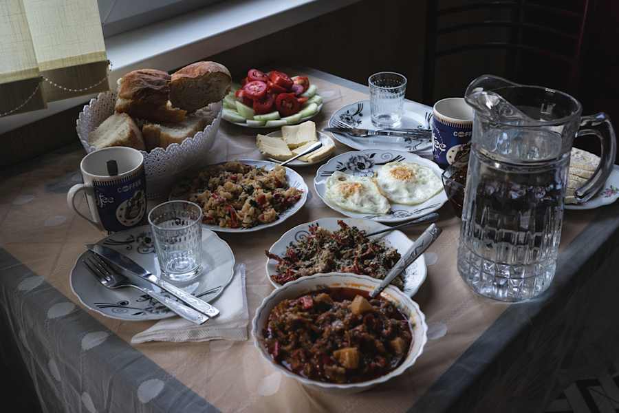 Tag 3: Frühstück in Adishi bevor es losgeht Richtung Iprari.