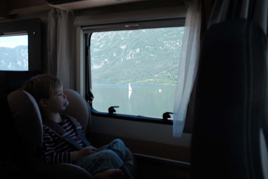 vorbei am Ostufer des Bohinjsko jezero, das deutlich belebter und touristischer ist.