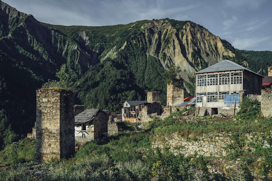 Die typischen georgischen Wehrtürme des Dorfes.