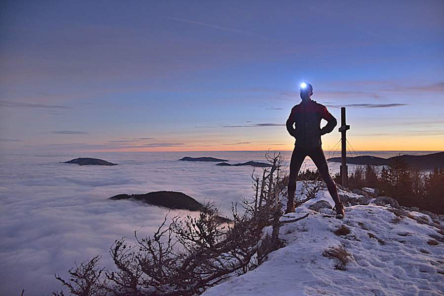 Speed-Besteigung bei Tagesanbruch auf die Dürre Wand über den vereisten Wurzelsteig in den Gutensteiner Alpen