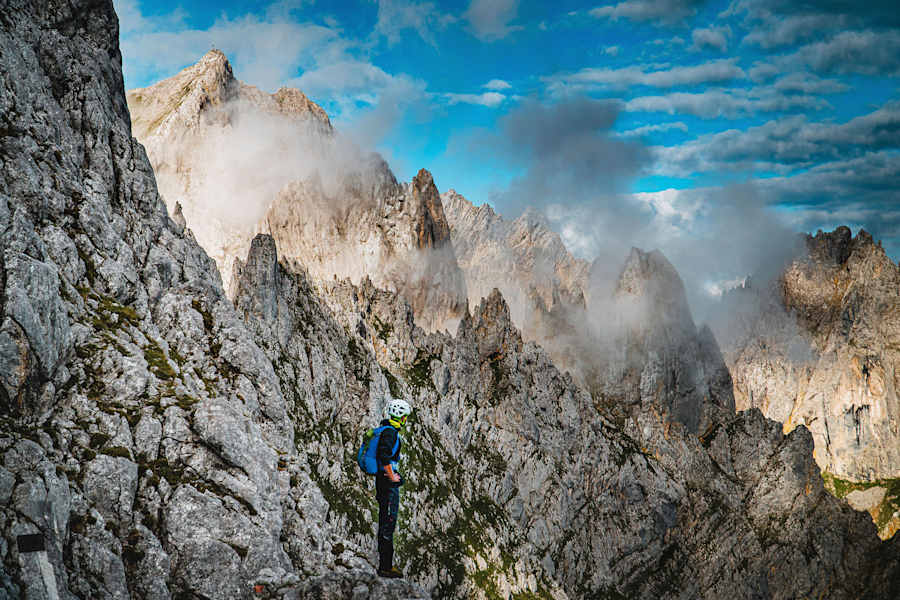 Andreas Gumpenberger beim Blick zurück auf die Kletterrouten am Wilden Kaiser