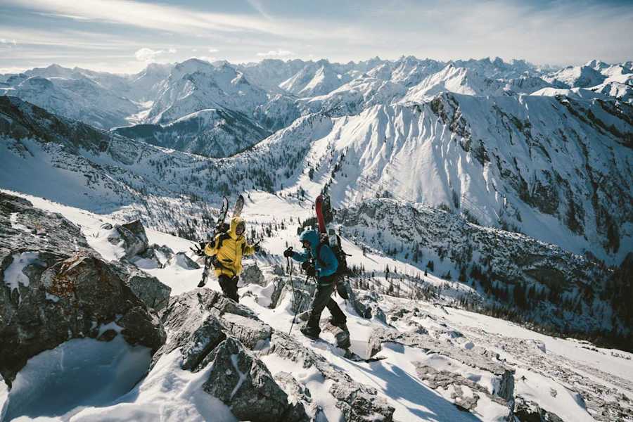 Manuel Treitler und Stefan Filzmoser freuen sich über das Jausenplatzerl mit Aussicht. Auf der Seekarspitze mit Blick ins Karwendel.
