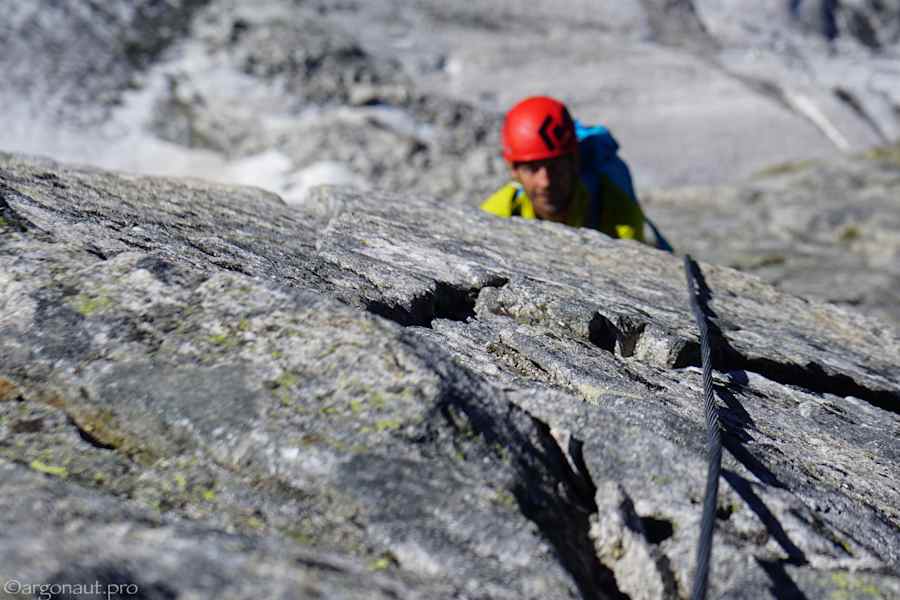 Rauer fester Granit, moderate Kletterschwierigkeiten, aber eine lange Tour in einem exponierten und wilden Ambiente – ein alpiner Klassiker.
