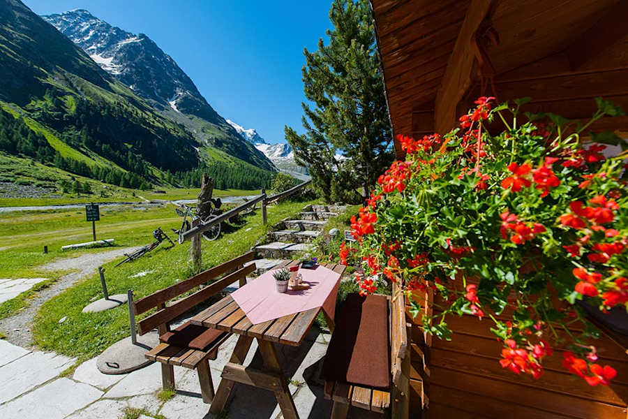Die Natur vor der Haustür: Unser temporäres „Redaktions-Büro“, das Hotel Roseg Gletscher