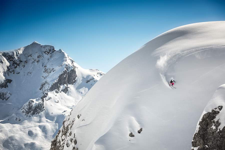 Abfahrt vom Roßkopf am Arlberg, hinten der Trittkopf (2.720 m)