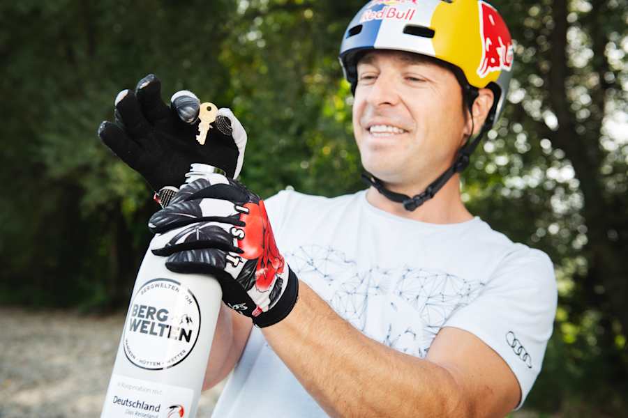BMX-Pro Senad Grosic hat die Flaschenpost befüllt