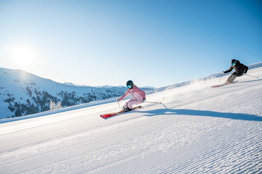 Skifahren auf perfekt präparierten Pisten im Skigebiet Hochkönig.