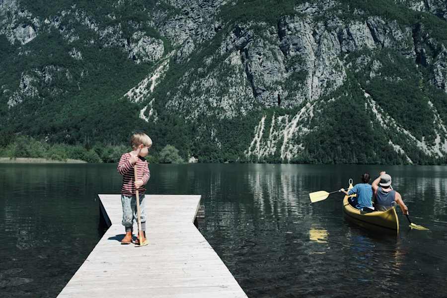 Der See lässt sich am besten mit dem SUP oder Kanu erkunden: der Verleih hat regulär geöffnet. Am Nordufer dominiert die Natur: man sieht weit und breit keine Gebäude oder Infrastruktur.