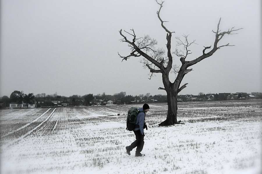 Alastair Humphreys geht hier den Verlauf einer Schnellstraße nach