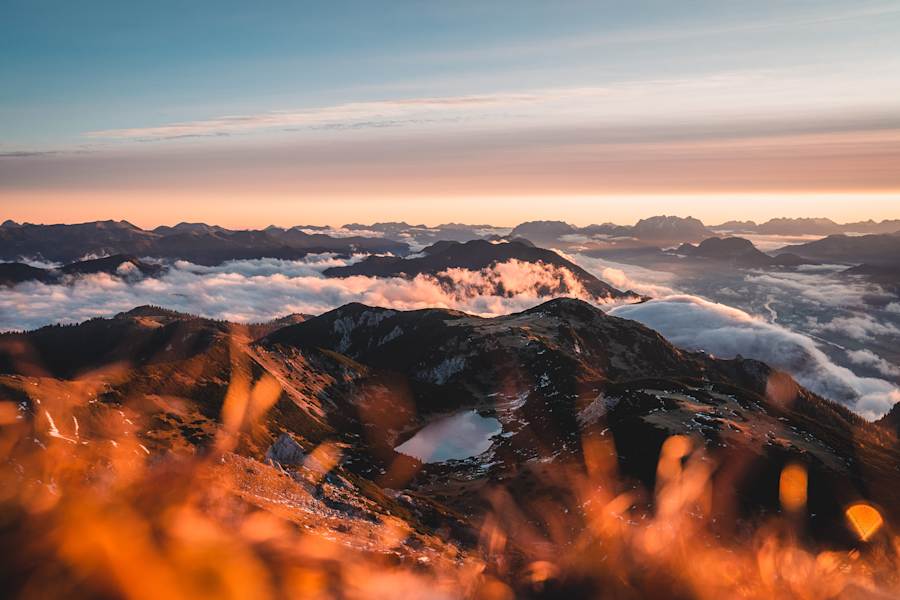 Erste Sonnenstrahlen über dem Zireiner See im Tiroler Rofangebirge