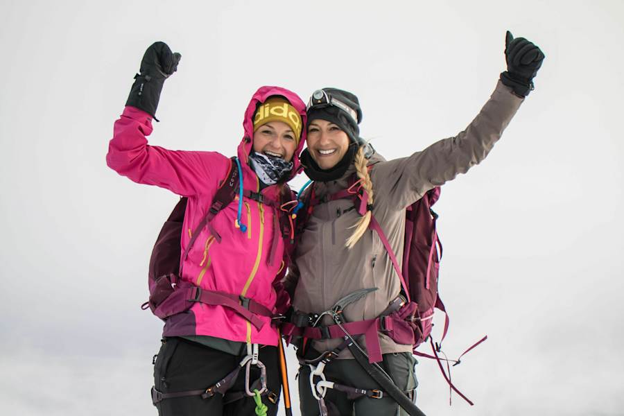 Top of the Alps: Maggy und Anja am Gipfel des Mont Blanc