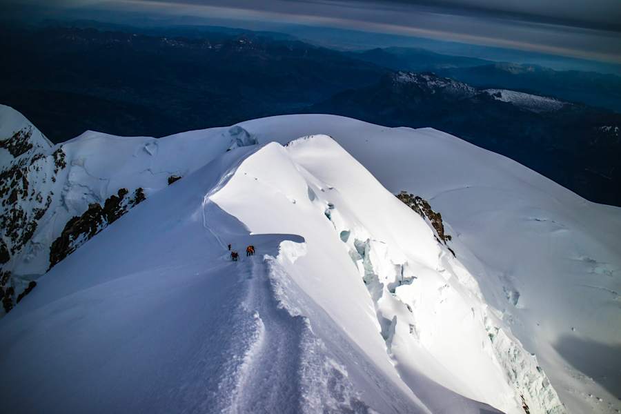 Auf dem Gipfelgrat wieder bergab: Abstieg vom Mont Blanc