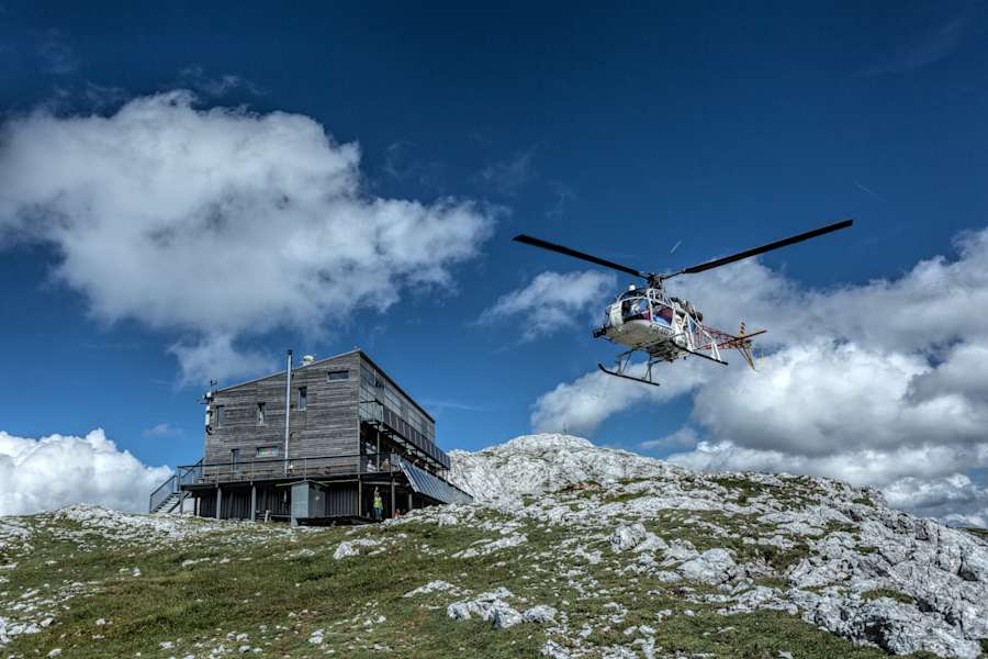 Die Versorgung des Schiestlhaus ist nur mit dem Helikopter möglich. Auf dem Hochschwab