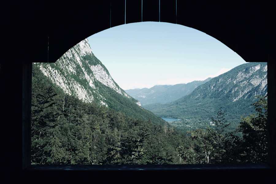 Blick von der Aussichtsplattform zurück über die Ausläufer des Triglav Nationalparks und den See von Bohinj. Der Aufstieg zum Wasserfall kostet 4 Euro, der Nationalpark hat regulär geöffnet.