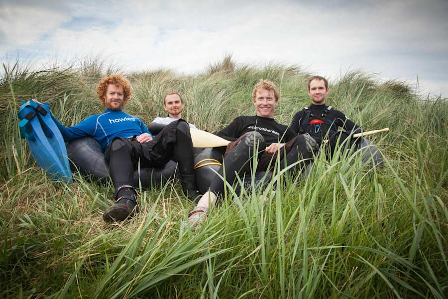 Mit Freunden in Traktorreifen einen Fluss runterteiben