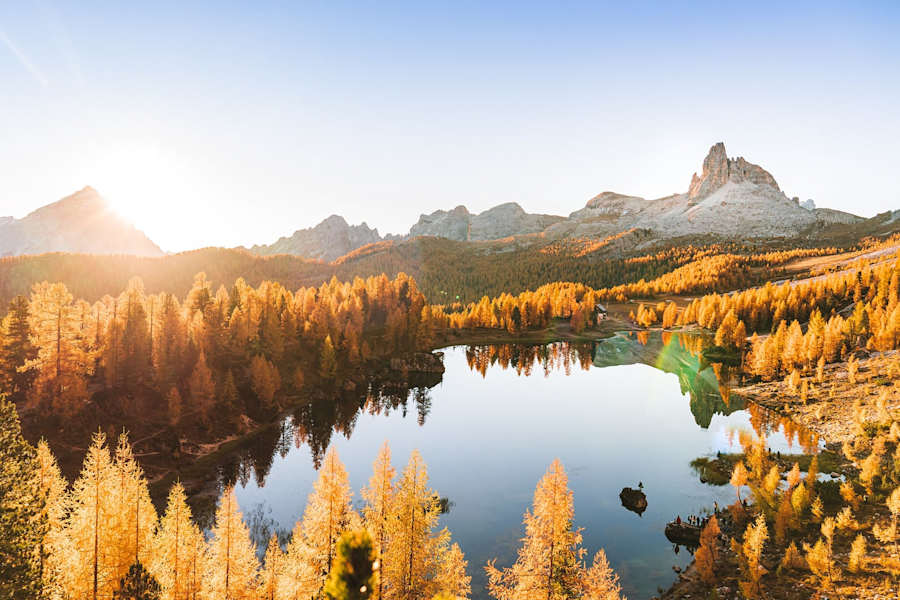 Lässt nicht nur das Fotografen-Herz höherschlagen: Der Herbst in den Bergen hat immer einen ganz besonderen Charme. Hier am Lago Federa in Cortina