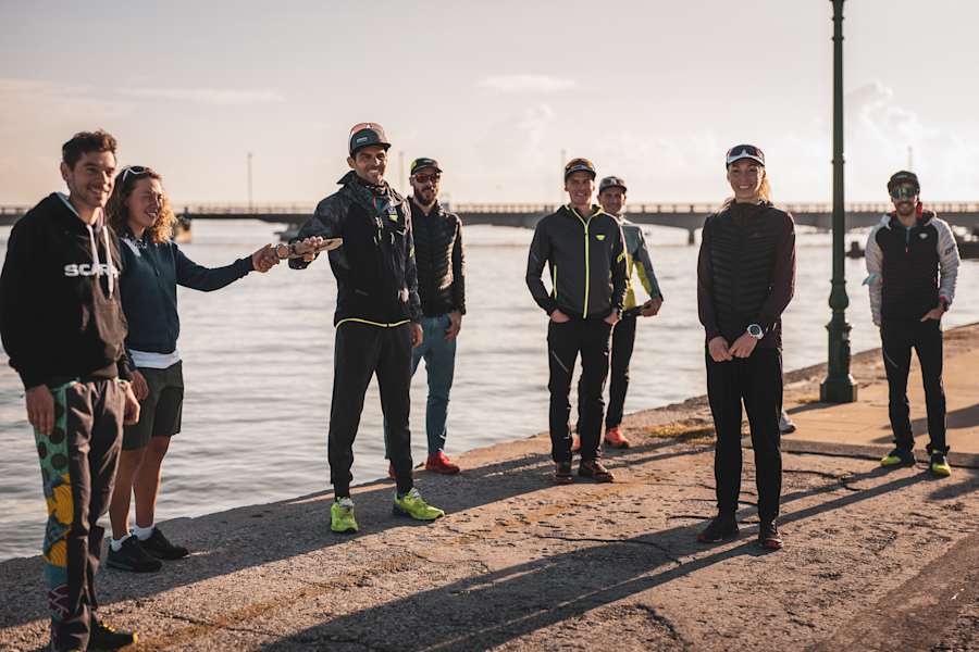 Start des AlpFrontTrails in Grado, Italien: Am 6. Oktober treffen die Athleten und Athletinnen Daniel Jung, Eva Sperger, Jakob Hermann, Martina Valmassoi, Hannes Perkmann, Marco De Gasperi, Ina Forchthammer, Hannes Namberger, Tom Wagner und Biathlon-Olympiasiegerin Laura Dahlmeier zusammen.