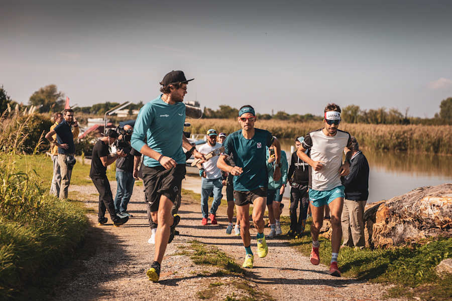 Perkmann und Hermann (beide rechts im Bild) nehmen das erste Teilstück des AlpFrontTrails in Angriff: Für das Duo ging es zunächst nach an Aquileia und Palmanova 
