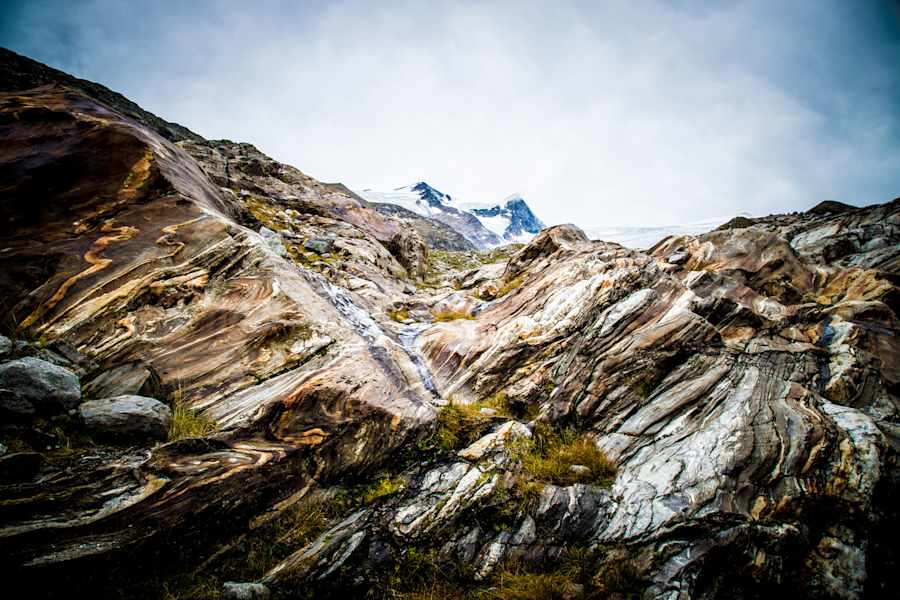 Man geht knapp an der mächtigen Eiszunge des Schlatenkeeses vorbei und kann das gewaltige Gletschertor betrachten