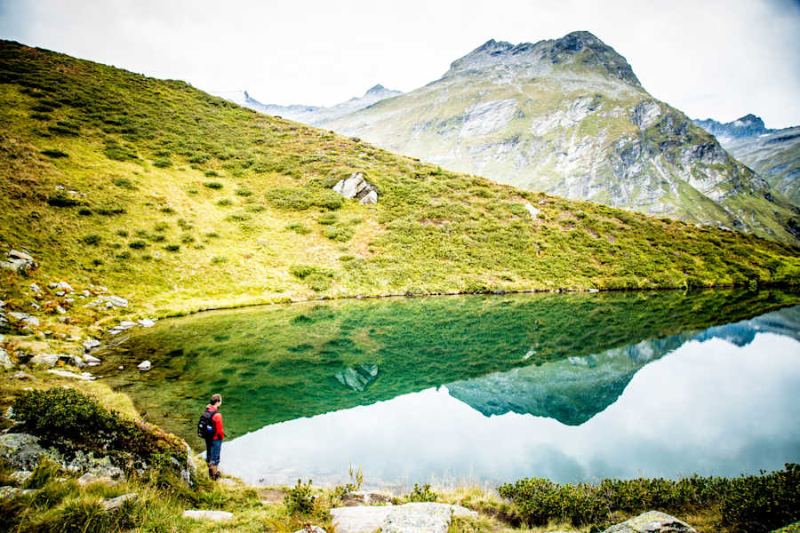 Über eine gut begehbare Geländestufe geht es abwärts zum Salzbodensee