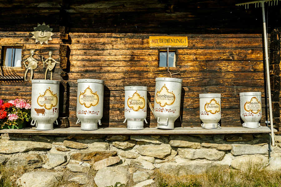 Milchkannen vor der Gampe Thaya