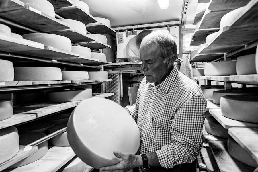 Hüttenwirt Jakob Prantl mit seinem Gampe Kaas